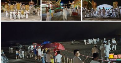 海岸旁百人雨中虔诚等待    迎九皇爷金銮返宫