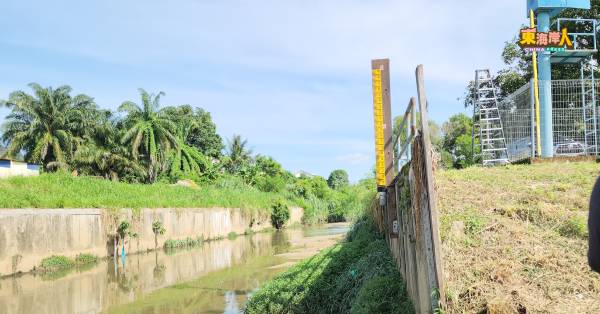 装置在河岸边的水位传感器,可实时共享最新河流水位数据。