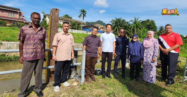 罗胡莎依法(左6)与出席了解水灾预报和预警计划的各方代表,左起柯斯南、纳沙丁阿末、拉查奥马、陈俊广、杰菲利、诺哈菲查及祖奇菲曹长。