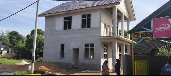 正在兴建中的独栋房子。 　