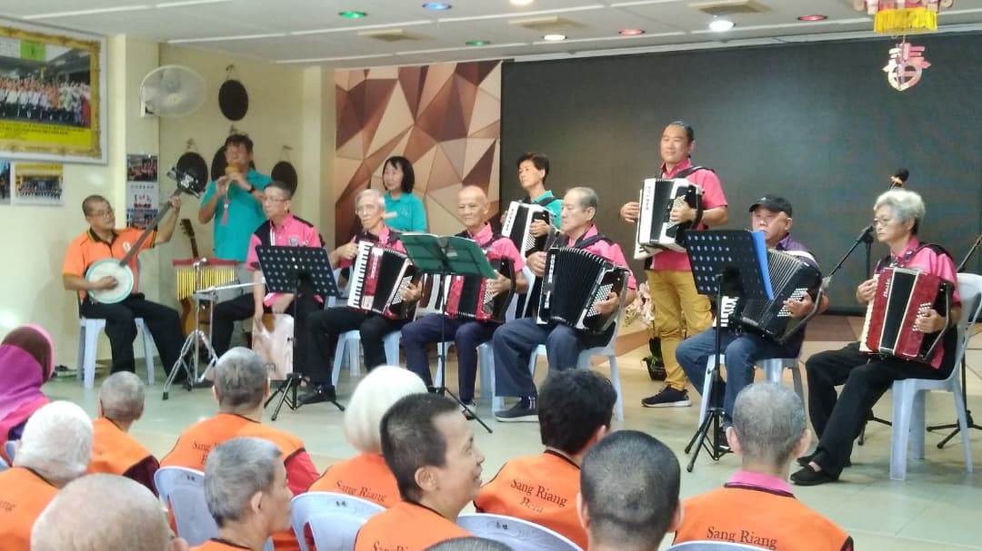 ■乐团为老人院老人演奏。