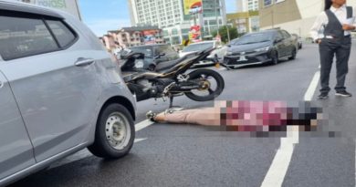 紧急煞车失控打滑     骑士倒地  血流不止