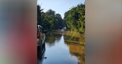 瓜拉珍尼往特拉拜一帶路段积水    轿车不能过